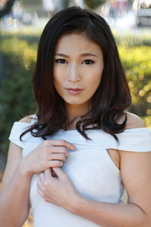 Sexy Japanese woman Seira Ichijo